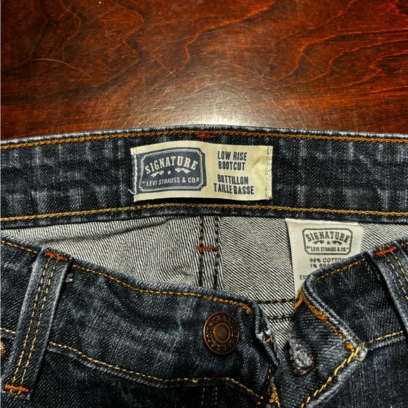 Levi’s Signature Low Rise Boot Cut Jeans. Size 10R - Picture 6 of 8